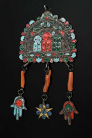 Tunesischer Stirnschmuck "Tigar", halbrund mit drei Anhängern "Hamsa" und "Pentagramm", Silber mit Emaille Auflage und Koralle, Djerba, Silber, 44g, 14,5x7,5cm, Alters und Gebrauchsspuren (M… - photo 4
