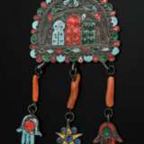 Tunesischer Stirnschmuck "Tigar", halbrund mit drei Anhängern "Hamsa" und "Pentagramm", Silber mit Emaille Auflage und Koralle, Djerba, Silber, 44g, 14,5x7,5cm, Alters und Gebrauchsspuren (M… - photo 4