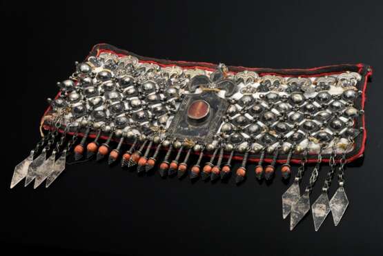 Turkmenischer Stirnschmuck, reichhaltiger Besatz aus halbrund getriebenen Plättchen, Behang mit Korallenperlen und großer zentraler Karneol, auf Baumwolle genäht, Silber, zus. 275g, ca. 20x30cm, Alters- und Gebrauchsspur… - photo 1