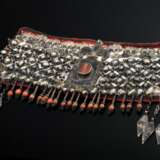 Turkmenischer Stirnschmuck, reichhaltiger Besatz aus halbrund getriebenen Plättchen, Behang mit Korallenperlen und großer zentraler Karneol, auf Baumwolle genäht, Silber, zus. 275g, ca. 20x30cm, Alters- und Gebrauchsspur… - photo 1
