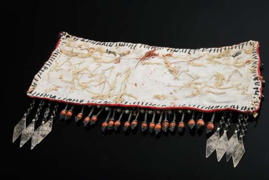 Turkmenischer Stirnschmuck, reichhaltiger Besatz aus halbrund getriebenen Plättchen, Behang mit Korallenperlen und großer zentraler Karneol, auf Baumwolle genäht, Silber, zus. 275g, ca. 20x30cm, Alters- und Gebrauchsspur… - photo 3