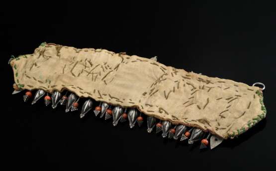 Afghanischer Stirnschmuck, Baumwollband mit reichhaltigem Schmuck aus vegetabilen Anhänger, Korallenperlen, Türkisen und zentralem Karneol, auf Baumwolle genäht, Silber, zus. 183g, 10,5x31,5cm, Alters- und Gebrauchsspure… - photo 3