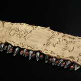 Afghanischer Stirnschmuck, Baumwollband mit reichhaltigem Schmuck aus vegetabilen Anhänger, Korallenperlen, Türkisen und zentralem Karneol, auf Baumwolle genäht, Silber, zus. 183g, 10,5x31,5cm, Alters- und Gebrauchsspure… - photo 3