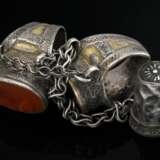 Zwei diverse durch Gliederkette verbundene turkmenische Ringe mit Fingerhut "Kökenli Yüsük", Ringkopf mit großen ovalen Karneole in ornamentaler Fassung auf spitz zulaufender Ringschiene, Silber partiell vergol… - photo 4