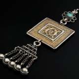 Indischer Amulettanhänger "Shunga", rechteckiges Amulett mit Darstellung "Zwei Fische", Schellenbehang, chinesischen Schriftzeichen und zentralem Türkis, Silber, 34g, L. 13,8cm, Alters- und Gebrauchss… - photo 1