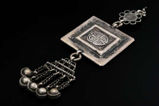 Indischer Amulettanhänger "Shunga", rechteckiges Amulett mit Darstellung "Zwei Fische", Schellenbehang, chinesischen Schriftzeichen und zentralem Türkis, Silber, 34g, L. 13,8cm, Alters- und Gebrauchss… - photo 2