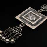 Indischer Amulettanhänger "Shunga", rechteckiges Amulett mit Darstellung "Zwei Fische", Schellenbehang, chinesischen Schriftzeichen und zentralem Türkis, Silber, 34g, L. 13,8cm, Alters- und Gebrauchss… - photo 2