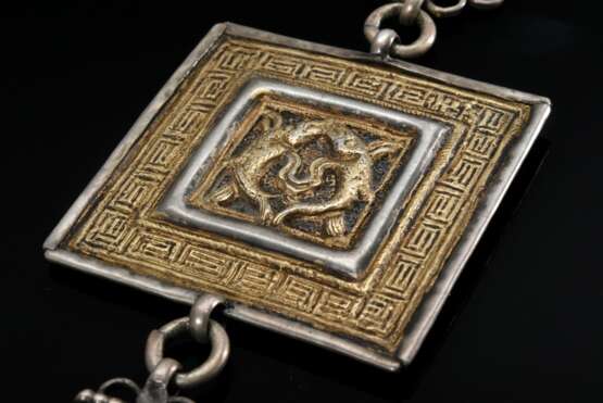 Indischer Amulettanhänger "Shunga", rechteckiges Amulett mit Darstellung "Zwei Fische", Schellenbehang, chinesischen Schriftzeichen und zentralem Türkis, Silber, 34g, L. 13,8cm, Alters- und Gebrauchss… - photo 3