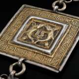 Indischer Amulettanhänger "Shunga", rechteckiges Amulett mit Darstellung "Zwei Fische", Schellenbehang, chinesischen Schriftzeichen und zentralem Türkis, Silber, 34g, L. 13,8cm, Alters- und Gebrauchss… - photo 3