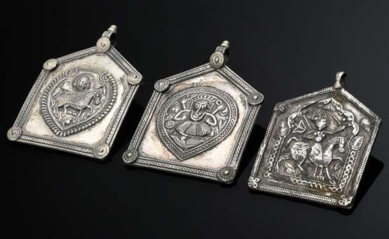 3 Diverse indische Amulettanhänger in Hausform mit umlaufender Borte, applizierten Blüten in den Ecken und Öse zur Befestigung: Reiter (6,5x5,5cm), Pferd und Ganesh (7x6cm), Silber, 120g, Alters- und Gebrauchsspuren (IP … - photo 1