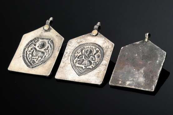 3 Diverse indische Amulettanhänger in Hausform mit umlaufender Borte, applizierten Blüten in den Ecken und Öse zur Befestigung: Reiter (6,5x5,5cm), Pferd und Ganesh (7x6cm), Silber, 120g, Alters- und Gebrauchsspuren (IP … - photo 2