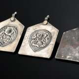 3 Diverse indische Amulettanhänger in Hausform mit umlaufender Borte, applizierten Blüten in den Ecken und Öse zur Befestigung: Reiter (6,5x5,5cm), Pferd und Ganesh (7x6cm), Silber, 120g, Alters- und Gebrauchsspuren (IP … - photo 2