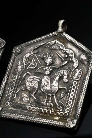 3 Diverse indische Amulettanhänger in Hausform mit umlaufender Borte, applizierten Blüten in den Ecken und Öse zur Befestigung: Reiter (6,5x5,5cm), Pferd und Ganesh (7x6cm), Silber, 120g, Alters- und Gebrauchsspuren (IP … - photo 3