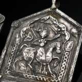3 Diverse indische Amulettanhänger in Hausform mit umlaufender Borte, applizierten Blüten in den Ecken und Öse zur Befestigung: Reiter (6,5x5,5cm), Pferd und Ganesh (7x6cm), Silber, 120g, Alters- und Gebrauchsspuren (IP … - photo 3