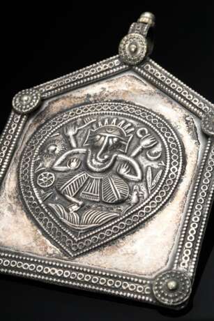 3 Diverse indische Amulettanhänger in Hausform mit umlaufender Borte, applizierten Blüten in den Ecken und Öse zur Befestigung: Reiter (6,5x5,5cm), Pferd und Ganesh (7x6cm), Silber, 120g, Alters- und Gebrauchsspuren (IP … - photo 4