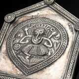 3 Diverse indische Amulettanhänger in Hausform mit umlaufender Borte, applizierten Blüten in den Ecken und Öse zur Befestigung: Reiter (6,5x5,5cm), Pferd und Ganesh (7x6cm), Silber, 120g, Alters- und Gebrauchsspuren (IP … - photo 4