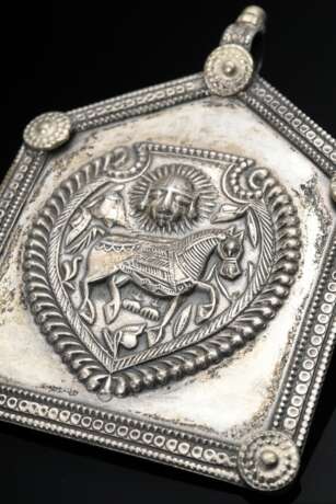3 Diverse indische Amulettanhänger in Hausform mit umlaufender Borte, applizierten Blüten in den Ecken und Öse zur Befestigung: Reiter (6,5x5,5cm), Pferd und Ganesh (7x6cm), Silber, 120g, Alters- und Gebrauchsspuren (IP … - photo 5