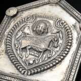 3 Diverse indische Amulettanhänger in Hausform mit umlaufender Borte, applizierten Blüten in den Ecken und Öse zur Befestigung: Reiter (6,5x5,5cm), Pferd und Ganesh (7x6cm), Silber, 120g, Alters- und Gebrauchsspuren (IP … - photo 5