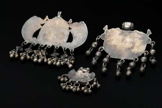 3 Diverse indische Amulette, doppelwandige Platten mit Schellenbehang und figürlichen Darstellungen, Silber, 127g, 8x8,2/7,6x6,1/2,9x3,5cm, Alters- und Gebrauchsspuren (IP100/99/64) - photo 2