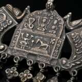 3 Diverse indische Amulette, doppelwandige Platten mit Schellenbehang und figürlichen Darstellungen, Silber, 127g, 8x8,2/7,6x6,1/2,9x3,5cm, Alters- und Gebrauchsspuren (IP100/99/64) - photo 3