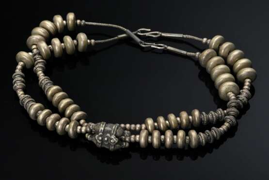 Zweireihige indische Silberperlen Kette mit zentralem Glied aus 2 Kapseln mit applizierten Blumen, Silber, 195g, L. 48,5cm, Rajasthan (IP66) - photo 1