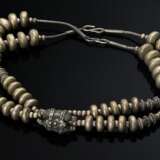 Zweireihige indische Silberperlen Kette mit zentralem Glied aus 2 Kapseln mit applizierten Blumen, Silber, 195g, L. 48,5cm, Rajasthan (IP66) - photo 1