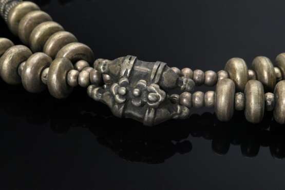 Zweireihige indische Silberperlen Kette mit zentralem Glied aus 2 Kapseln mit applizierten Blumen, Silber, 195g, L. 48,5cm, Rajasthan (IP66) - photo 2