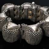 Indischer Armreif aus 7 großen granulierten Buckelgliedern und Steckscharnier, Silber, 248g, L. 16,5cm, Alters- und Gebrauchsspuren (IP32) - photo 1