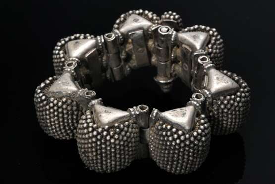 Indischer Armreif aus 7 großen granulierten Buckelgliedern und Steckscharnier, Silber, 248g, L. 16,5cm, Alters- und Gebrauchsspuren (IP32) - photo 2