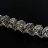 Indischer Armreif aus 7 großen granulierten Buckelgliedern und Steckscharnier, Silber, 248g, L. 16,5cm, Alters- und Gebrauchsspuren (IP32) - photo 3