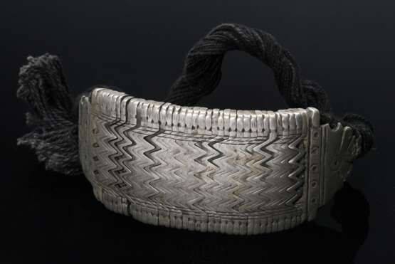 Indisches Armband aus beweglichen gezackten Glieder auf schwarzem Textilband aufgezogen, Endstücke dreieckig und getrieben, Silber, zus. 78g, L. 28cm (IP67) - photo 1