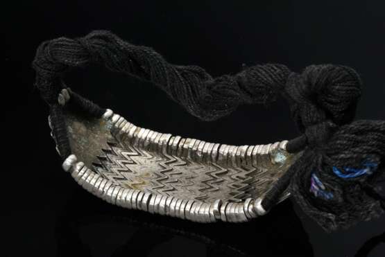 Indisches Armband aus beweglichen gezackten Glieder auf schwarzem Textilband aufgezogen, Endstücke dreieckig und getrieben, Silber, zus. 78g, L. 28cm (IP67) - photo 2