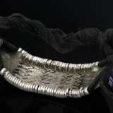 Indisches Armband aus beweglichen gezackten Glieder auf schwarzem Textilband aufgezogen, Endstücke dreieckig und getrieben, Silber, zus. 78g, L. 28cm (IP67) - photo 2