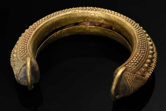 Indische durchbrochen gearbeitete Fußrassel mit Granulé Dekor, Halbkugeln und Friesen, an den Enden Ösen zur Befestigung, hohl gefüllt mit Steinen, Messing, 302g, Ø 15cm (IP70) - photo 2