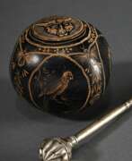 Countries and continents. 2 Teile Mate Set: Silber Bombilla mit gerilltem Kugelsieb (L. 21,2cm) und ornamentiertem Halm sowie runde Zierkürbis Kalebasse mit fein geritzter Zeichnung (Ø 8cm), Südamerika Anfang 20.Jh., Riss