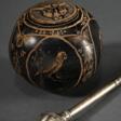 2 Teile Mate Set: Silber Bombilla mit gerilltem Kugelsieb (L. 21,2cm) und ornamentiertem Halm sowie runde Zierkürbis Kalebasse mit fein geritzter Zeichnung (Ø 8cm), Südamerika Anfang 20.Jh., Riss - Now at the auction