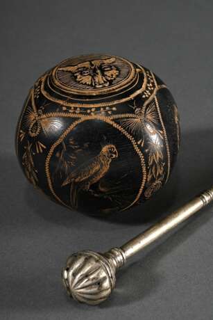 2 Teile Mate Set: Silber Bombilla mit gerilltem Kugelsieb (L. 21,2cm) und ornamentiertem Halm sowie runde Zierkürbis Kalebasse mit fein geritzter Zeichnung (Ø 8cm), Südamerika Anfang 20.Jh., Riss - photo 1