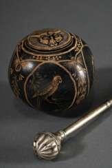 2 Teile Mate Set: Silber Bombilla mit gerilltem Kugelsieb (L. 21,2cm) und ornamentiertem Halm sowie runde Zierkürbis Kalebasse mit fein geritzter Zeichnung (Ø 8cm), Südamerika Anfang 20.Jh., Riss