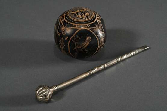 2 Teile Mate Set: Silber Bombilla mit gerilltem Kugelsieb (L. 21,2cm) und ornamentiertem Halm sowie runde Zierkürbis Kalebasse mit fein geritzter Zeichnung (Ø 8cm), Südamerika Anfang 20.Jh., Riss - photo 2