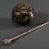 2 Teile Mate Set: Silber Bombilla mit gerilltem Kugelsieb (L. 21,2cm) und ornamentiertem Halm sowie runde Zierkürbis Kalebasse mit fein geritzter Zeichnung (Ø 8cm), Südamerika Anfang 20.Jh., Riss - photo 2