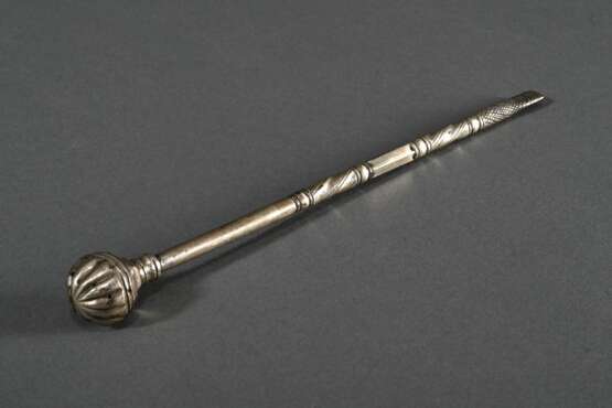 2 Teile Mate Set: Silber Bombilla mit gerilltem Kugelsieb (L. 21,2cm) und ornamentiertem Halm sowie runde Zierkürbis Kalebasse mit fein geritzter Zeichnung (Ø 8cm), Südamerika Anfang 20.Jh., Riss - photo 3