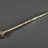 2 Teile Mate Set: Silber Bombilla mit gerilltem Kugelsieb (L. 21,2cm) und ornamentiertem Halm sowie runde Zierkürbis Kalebasse mit fein geritzter Zeichnung (Ø 8cm), Südamerika Anfang 20.Jh., Riss - photo 3