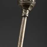 2 Teile Mate Set: Silber Bombilla mit gerilltem Kugelsieb (L. 21,2cm) und ornamentiertem Halm sowie runde Zierkürbis Kalebasse mit fein geritzter Zeichnung (Ø 8cm), Südamerika Anfang 20.Jh., Riss - photo 4