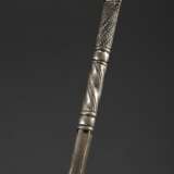2 Teile Mate Set: Silber Bombilla mit gerilltem Kugelsieb (L. 21,2cm) und ornamentiertem Halm sowie runde Zierkürbis Kalebasse mit fein geritzter Zeichnung (Ø 8cm), Südamerika Anfang 20.Jh., Riss - photo 5