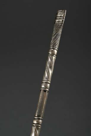 2 Teile Mate Set: Silber Bombilla mit gerilltem Kugelsieb (L. 21,2cm) und ornamentiertem Halm sowie runde Zierkürbis Kalebasse mit fein geritzter Zeichnung (Ø 8cm), Südamerika Anfang 20.Jh., Riss - photo 5