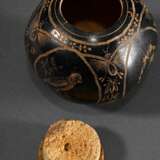 2 Teile Mate Set: Silber Bombilla mit gerilltem Kugelsieb (L. 21,2cm) und ornamentiertem Halm sowie runde Zierkürbis Kalebasse mit fein geritzter Zeichnung (Ø 8cm), Südamerika Anfang 20.Jh., Riss - photo 11