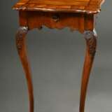 Kleiner Barock Konsoltisch mit schlichter Bandintarsie und Schub in geschnitzter Zarge auf 2 geschwungenen Beinen mit Blattrelief, Nussbaum auf Weichholz furniert, Originalbeschlag, verso Wandmontierung, Mitte 18.Jh., 75… - фото 1