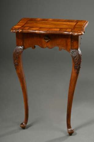 Kleiner Barock Konsoltisch mit schlichter Bandintarsie und Schub in geschnitzter Zarge auf 2 geschwungenen Beinen mit Blattrelief, Nussbaum auf Weichholz furniert, Originalbeschlag, verso Wandmontierung, Mitte 18.Jh., 75… - фото 1