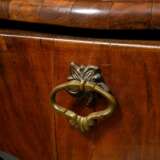 Kleiner Barock Konsoltisch mit schlichter Bandintarsie und Schub in geschnitzter Zarge auf 2 geschwungenen Beinen mit Blattrelief, Nussbaum auf Weichholz furniert, Originalbeschlag, verso Wandmontierung, Mitte 18.Jh., 75… - фото 2