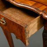 Kleiner Barock Konsoltisch mit schlichter Bandintarsie und Schub in geschnitzter Zarge auf 2 geschwungenen Beinen mit Blattrelief, Nussbaum auf Weichholz furniert, Originalbeschlag, verso Wandmontierung, Mitte 18.Jh., 75… - фото 4